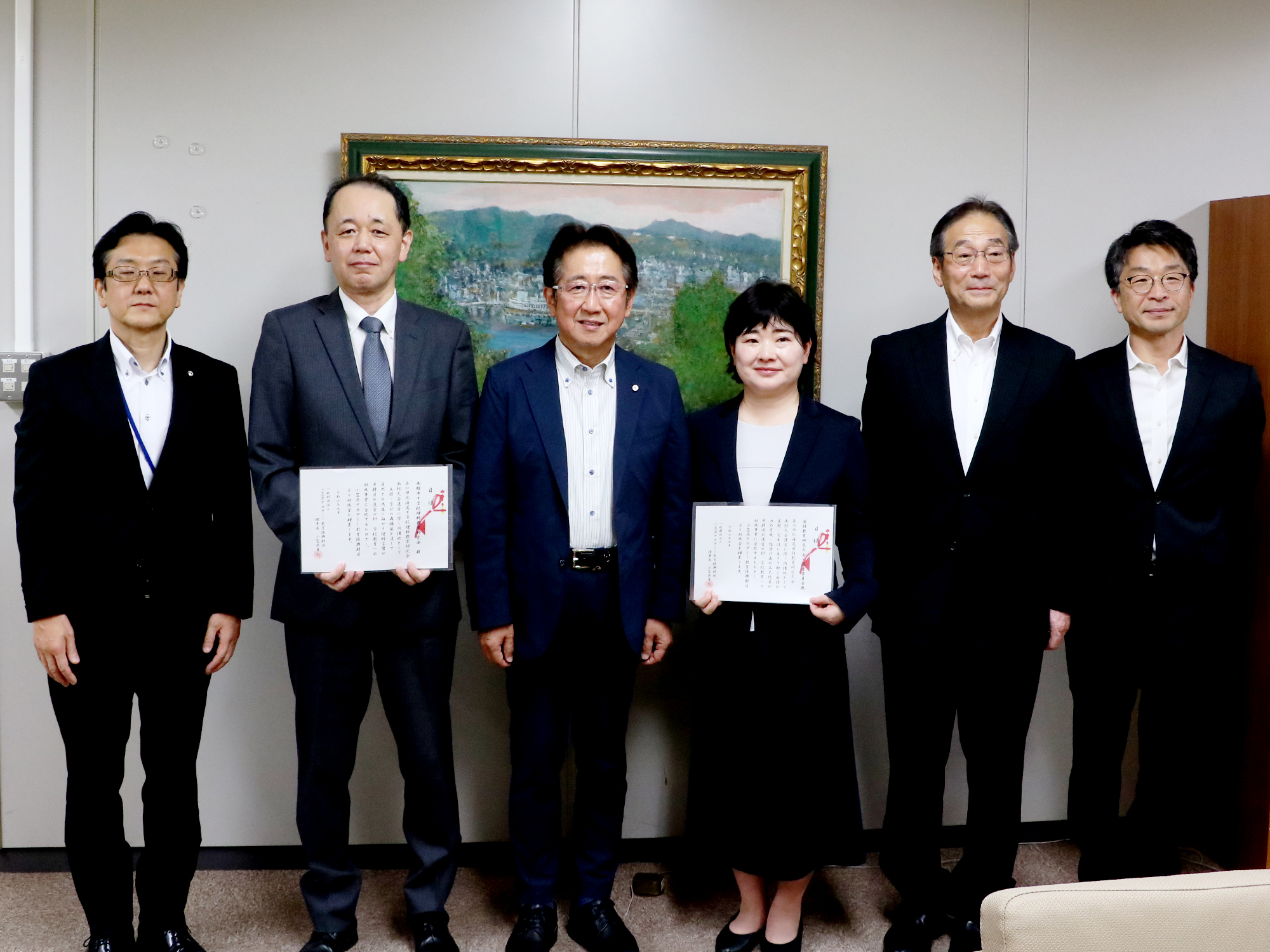 書籍・書架一式贈呈